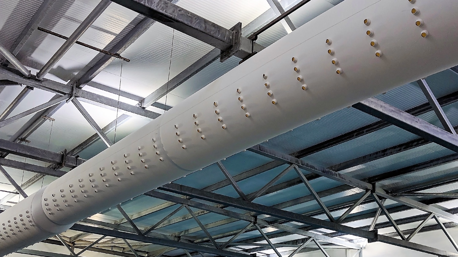 Fire-resistant fabric duct with nozzles